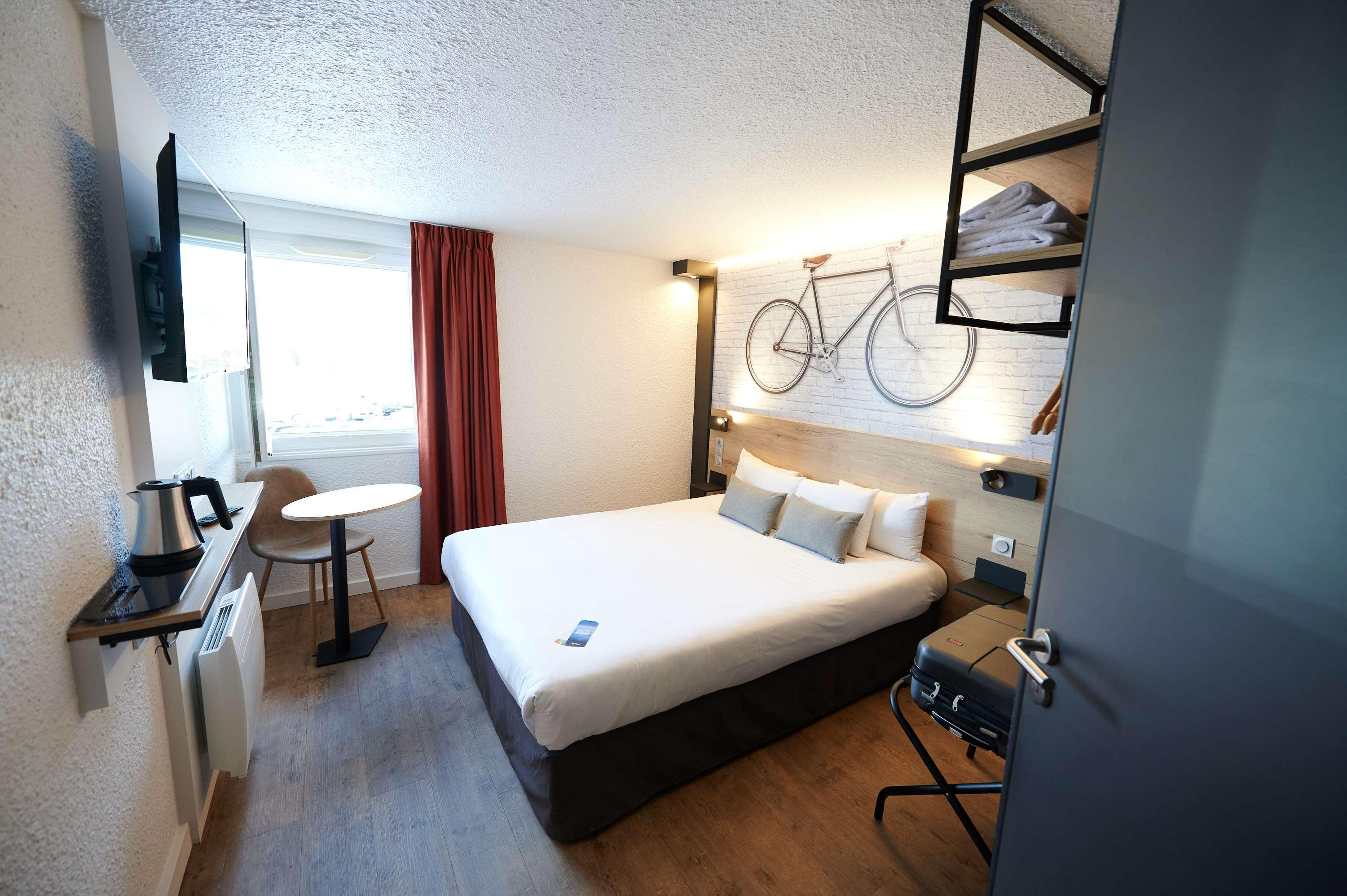 Kyriad Hotel Laval Laval (Mayenne) Exterior foto